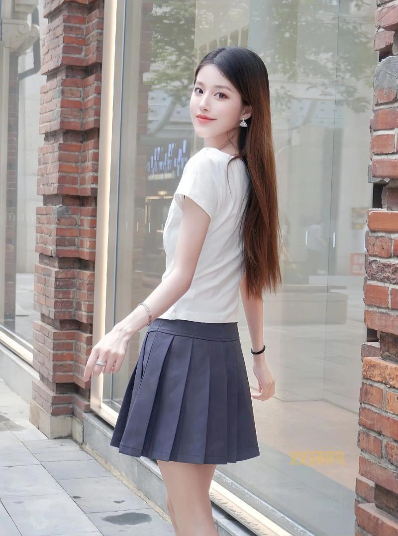 小短裙图分享：如何搭配让你更显气质