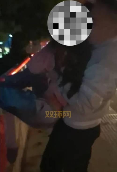 两女子下班路上突发意外，遭数名男子围殴视频流出！