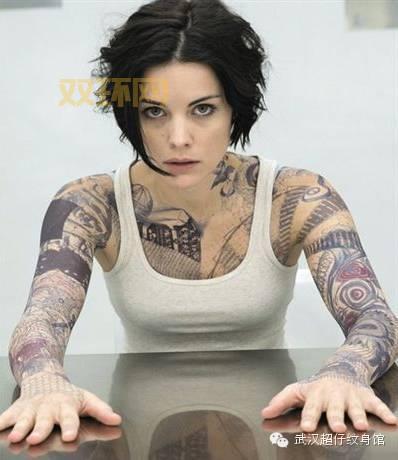 whosthatgirl真人是谁？深扒这个神秘女孩的身份！