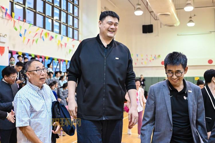 姚明身高之谜大公开，看看他到底有多高！