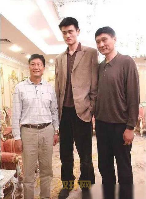姚明身高之谜大公开，看看他到底有多高！